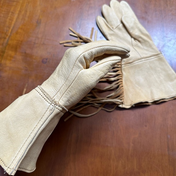Vintage Tan Women’s Small Leather Fringe Gloves - Picture 2 of 6